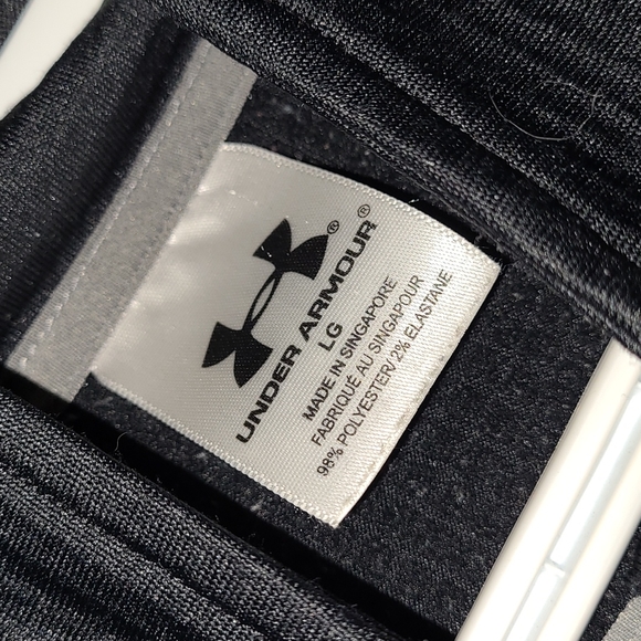 💛2/$35💛 Under Armour running top - Picture 2 of 3